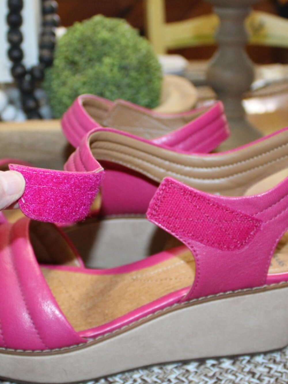NWT Clark Hazelle Alba Quilted strap wedge sandals 9 1/2 WIDE FABULOUS!! - Picture 7 of 13